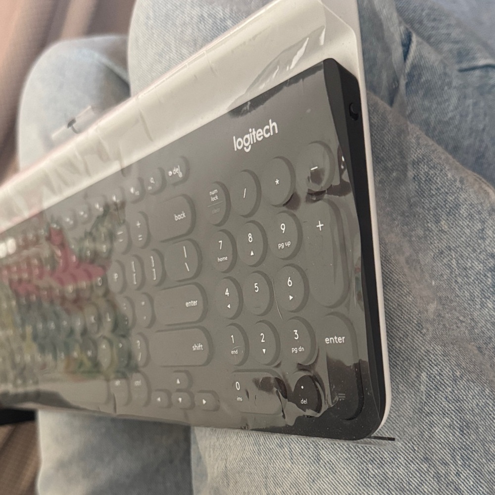 Logitech Wireless Keyboard in Black - Picture 3 of 11